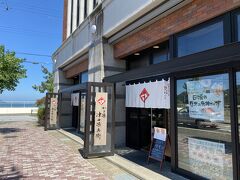 美食の旅の4軒目は「津田孫兵衛」です。
「小鯛ささ漬」で有名な店で、海岸通りに面しています。