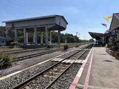 カンチャナブリー駅。
窓口で切符買う、外国人は行先に関係なく100バーツみたい。
あとトイレ有料です。