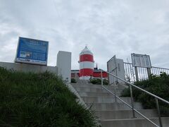 その近くの灯台も足元まで行ってみた。小樽港の玄関灯台。
石狩湾の対岸まで見通せました。