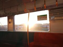 1217/12/31

苫小牧から千歳まで本日最初の列車731系。苫小牧発札幌行き。苫小牧港から6:50発の道南バスに乗車し苫小牧駅へ。苫小牧から7：26札幌行きに途中千歳迄乗りました。車内では2017年終わり日の出(笑)