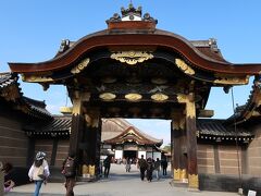 東大手門が煌びやかにどっしりと構えてます。徳川家の威厳ですね。