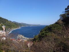 伊豆北川駅。振り返れば温泉街の向こうにさきほど行った大室山が頭を見せてます。