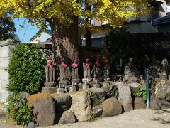 そのつぎに密蔵寺。イチョウがお地蔵様のうしろに。とても眩しい！！