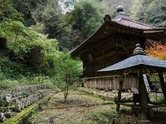 この寺は、約1200年前の天長4年に創建された飛光寺が前身の寺だそうだ。廃寺のような佇まいで、境内には寂寥感が漂っていた。