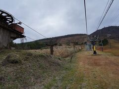 僅か3人の乗客を乗せたバスは、三瓶山へと走って行く。途中の物部神社で他の客が降り、今日も貸切となった。そして、50分ほどで東の原バス停に着いた。降りると、かなり寒い。バス停から数分歩くと、リフト乗り場に出た。曇り空でかなり寒いが、せっかく来たので登ってみる。