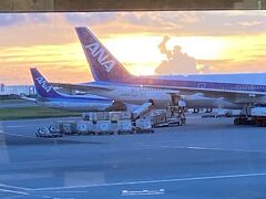 フードコートから夕陽見てたら、雲が、どうみてもガッツポーズしてるマッチョだった

ちなみにこのあとうっかりカバンにセラミックナイフ入れっぱなしで検閲引っかかって手荷物預けまで戻されるトラブル発生したけど早めの行動でよかった！あぶねえ！！！

楽しい旅でしたご一緒できたみなさん、そしていつもありがとうのキヨシ師匠
楽しかったよーーーー
10月の旅行記いつ書けるかな！！！終わり！！

最後にこの旅で撮った写真でスライドショー作りました。
音楽調整まちがって暗転時間ありますけどw
上げきれなかった写真もぶち込んだのでどぞ
https://www.youtube.com/watch?v=iiBYuSsl9mg