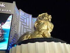 MGMグランドホテル
世界最大のホテル　総客室数6852室
巨大なホテルが立ち並ぶ中でも最も巨大なホテル　
ゴールデンライオンが鎮座していた
今晩シルクドソレイユKA（カー）がホテル内劇場で上演されるので行ってみた