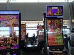 ゲートに着いたとたんスロットマシーンがお出迎え
到着旅客と出発旅客の動線が分かれていなくて、ごちゃ混ぜになっているのも珍しい
出国する人も最後のやり納めもできる