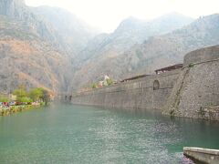 Montenegro・Kotor
シュクルダ川
バスを降りて徒歩でコトル旧市街へ
旧市街は三角の形をしていて、シュクルダ川、コトル湾、山の三ぺんに囲まれています
