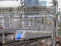 今から乗る「はくたか号」が東京駅に到着しようとするところ…