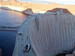 Gren Canyon Dam(グレン・キャニオン・ダム)
高さ220m、足がすくむほど高い、全米4位の高さだというからまだ上があるんだ
黒部ダムがかわいく見える
このダムによってせき止められたのが人造湖、パウエル湖