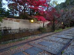 ホテルで少し休憩して、またもや「蹴上」に向かいます。夕食は「南禅寺」近くのお店に予約を入れていました。地下鉄に乗る前に京都駅で明日のトロッコ列車の切符を発券しておきます。「蹴上」からお店に向かう前に「インクライン」に少し寄りました。ここは以前桜の時期に来ましたが、桜並木が見事だったなあ。夫が言うにはこの塀の向こうが本日の夕食の場所だとか。