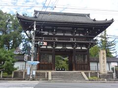 太秦広隆寺駅の真ん前に、広隆寺があります。