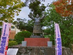 バスの駐車場の近くに
琴桜銅像　横綱さんの立派な銅像。
