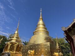 タイは円柱型のお寺が多いです。