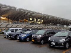 ●新潟空港

相方とJR/新潟駅で別れ、僕は新潟空港にバスでやって来ました。