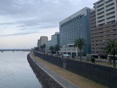 大淀川沿いにそびえる宮崎観光ホテル
東館と西館に分かれています

東館にはフロント
西館には温泉、レストラン、ショップ、ベーカリー