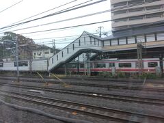 横浜駅を出ると京急と併走。
（神奈川駅）
