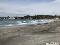 鵜原海水浴場。
シーズンではないので地元の人が、犬の散歩しているのみで閑散としていました。