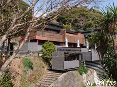 駐車場から見た鵜原館全景。
外観もリニューアルして綺麗なたたずまいでした。