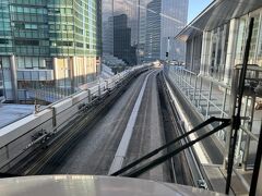 新橋まで来てゆりかもめで豊洲駅を目指します。ゆりかもめに乗車するのも20年振りくらい。まさに『おのぼりさん』コースです