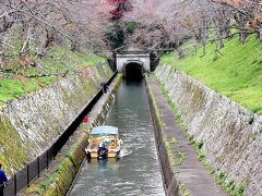 膳所で京阪石山坂本線に乗り換え三井寺までやって来ました。
駅を出ると目の前に川らしきものがありました。
これが琵琶湖疏水だと気づいたのは三井寺に向かう途中でした。

疏水の流れの奥にあるトンネルの向こうは京都。船で抜けられるのですね。