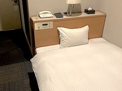 宿泊するホテルはホテルYES長浜駅前館[https://www.yes-ekimae.com/]です。
ビジネスホテルということもありこぢんまりとしていますが、泊まる分には十分な設備が整っています。

ホテルで荷物を置いて一息ついてから夕食を食べに出かけることにします。