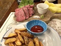 気になっていた長濱浪漫ビール[https://www.romanbeer.com/]で夕食を取ることにします。
本当は明日の昼食にでも来ようかと思っていたのですが、開館時間が11:00とちょっと遅く、それならと夕食を取ることに。

当然ビールを飲むわけですが、クラフトビールが飲み放題というのはとても有難い。
料理はせっかくなので奮発して近江牛のローストビーフをいただきます。
（あとはフライドポテトで）
・長濱エール（苦みが強め）
・IPAスペシャル（強い苦味に香ばしさがある）
・伊吹ヴァイツェン（酵母特有の味が）
・淡海ピルスナー（定番の味の程よい苦味）
といただきます。

どのビールも美味しかったのですが、ヴァイツェンはクラフトビールでないとなかなか飲めないのでこういう時に飲めるのは嬉しいです。