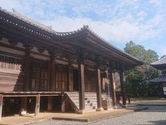 和田山から高速に乗り、次は加東市にある朝光寺へ。川沿いにある静かな寺院でした。本堂は室町時代建造の国宝です。国宝ですが、誰もおられず、拝観料も取っておられないのには驚きました。駐車場も無料です。