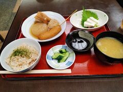 在来線で金沢へ移動
駅ナカのおでん屋さんでお昼ご飯