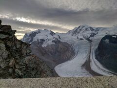  ゴルナーグラート展望台からの眺め。雲が多めで、日の出前のような感じがします。左から右に少しずつ撮影していきます。モンテローザとリスカムの間を流れるゴルナー氷河。