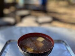 城山茶屋で温かいなめこ汁(300円)を持参したおにぎりと一緒に頂きました。
富士山を眺めながら、最高に幸せなひと時です！
