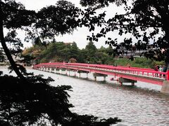 福浦島へ行きます。
赤い橋が遠くからでもよくわかる。