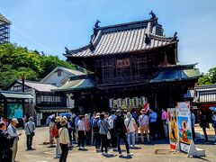 大願寺の仁王門。大願寺は空海が創建したとも鎌倉時代初期に創建されたとも、再建されたとも伝えられている寺院だ。注目はこの仁王門だ。江戸時代に造られたもんだと言われているが、仁王門には鬼気迫る顔の仁王像が立っているので注目だ。