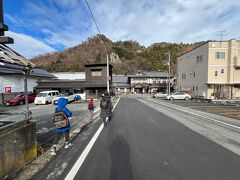 1時間もかからずに山寺駅に到着 積雪もないので上まで登ることに。