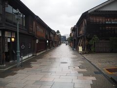 小雨降る中金沢に向います。
忍者寺の予約が十時半だったのですが九時過ぎに付いたので
先ににしの茶屋街を散策。
