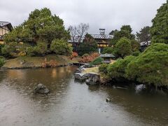 広くてきれいに手入れをされた庭園がありました。
あいにくの雨だったので、ちょっと薄暗いです。
天気がよければ、津軽富士の岩木山が見えるそうですけど。。。