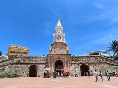 ホテルでUberを呼んでみますがキャンセルの連続で全然来ない・・・。
20分待ってようやく迎えに来てくれました。

車で10分、旧市街の散歩は時計塔からスタートです。
時計塔が造られた理由→the requirement of a main entrance that would communicate the city with the suburb of Getsemani, through a drawbridge (San Francisco Bridge) on the San Anastasio canal


Uber
11:00 ホテル→11:10 時計塔
COP 8,430