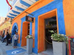 13:14
ランチは城壁を出て旧市街の南側のエリアにあるRestaurante La Casa de Socorroでいただきました。
混んでいて人気店だと一発でわかります。

シーバスのガーリックソース焼きを注文。