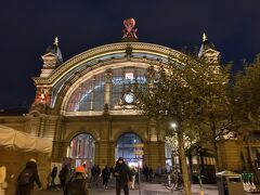 フランクフルト中央駅は19世紀に建設されたネオルネッサンス様式の建物となっています。