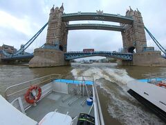 途中、水上バスからから見上げる「タワー・ブリッジ（Tower Bridge）」もまた、乙なものです。