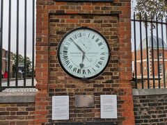 「グリニッジ王立天文台（Royal Observatory Greenwich）」
標高68mといえども、フーフー息を切らして到着します。
これが、【グリニッジ標準時】を示す24時間表示の時計です。
スマフォに表示されている時間より1時間遅いのに気がつきます。
これは、スマフォがサマータイム適用で1時間進めているためで、これが正しい【標準時】です。
入場料：一般　18ポンド
公式ホームページ(英)
https://www.rmg.co.uk/royal-observatory