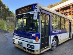 高尾駅の北口からバスで小仏峠へ。運賃は280円。