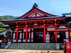 大願寺の直ぐ側には厳島神社宝物殿がある。建物自体はコンクリート造りで特筆性がないが、宝物殿には国宝や、重要文化財が約260点もてんじされている。そのなかでも代表的な宝物といえば平家納経だろう。この他にも刀剣類・鎧兜など目白押しだ