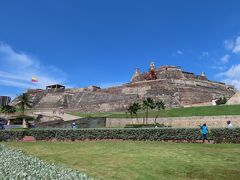 14:46
食後、まずはサン・フェリペ要塞へ。
18世紀の要塞で、南米のスペイン植民地の要塞では最も強固といわれます。


Uber
14:36 Fuente de Pescador付近→14:45 サン・フェリペ要塞
COP 8,290

サン・フェリペ要塞
COP 30,000（クレカ払い可）