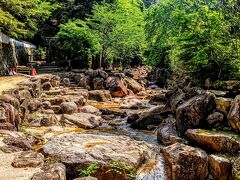 滝橋は白糸川にかかる。白糸川は宮島に流れる小さな河川。その名の通り晴れた日であれば白糸のように細々と川が流れている。護岸工事が成されており、河川はしっかりと整備されている。一度大雨が降ると白糸川は様変わりし、土石流を、押し流し危険な河川になるので注意が必要だ。