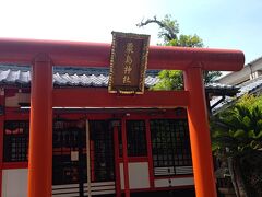 粟島神社
大聖院から緩やかな下り坂になっている滝小路を散策していると、左手に粟島神社がある。創建は不詳とされており、小さな社と鳥居が建てられている。特筆すべきところはないが、一寸法師のモデルとなった少彦名命が祀られており、天乃羅摩船に乗って来訪したと伝えられる。