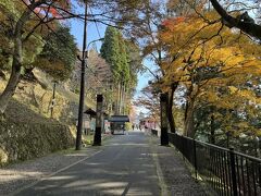 ケーブルカーの駅から歩いて１０分ほどで、延暦寺の入口へ