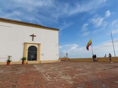 チケット売場では英語ガイドがとてもフレンドリーに営業してきますが、断るとすぐ不貞腐れるこどおじ状態。
タクシーの待ち時間は30分のため、ガイド付きだとちょっと時間が足りないと思いお断りしました。

チケット売場を抜けると広場になっていて、眺めが楽しめます。