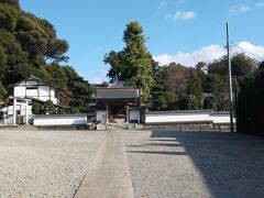 長福寺というお寺を見つけました。緑に囲まれたところ。